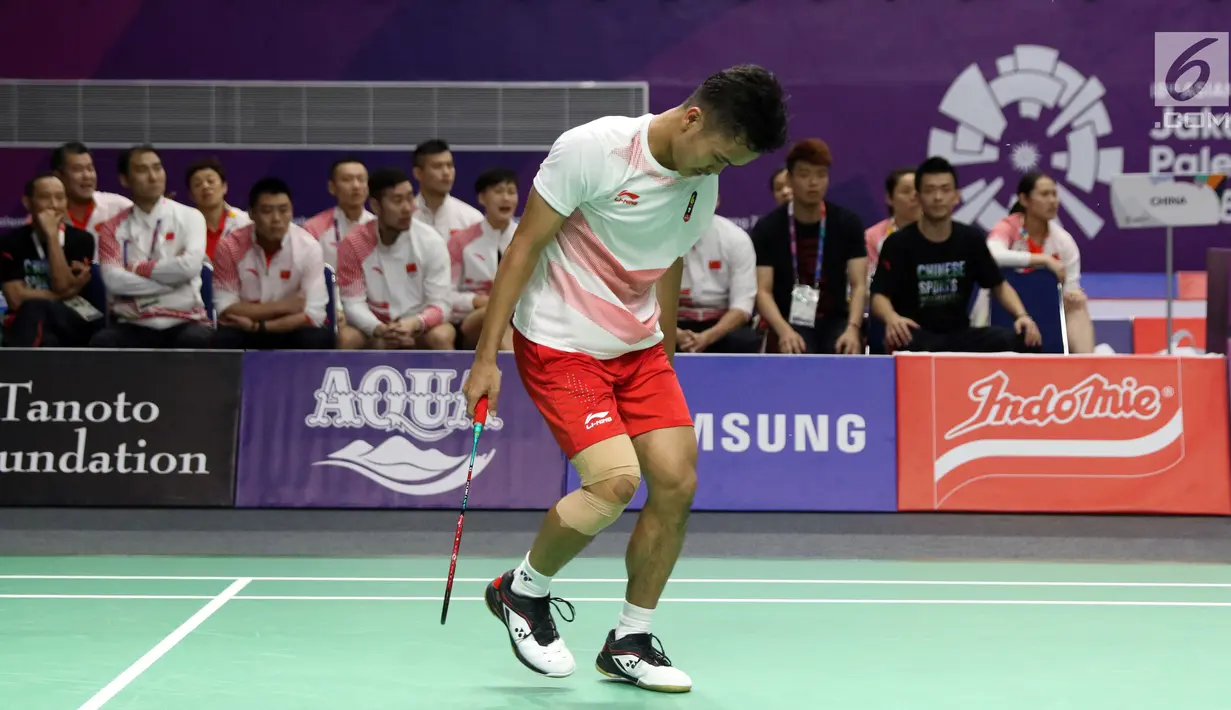 Tunggal putra Indonesia, Anthony Sinisuka Ginting menahan sakit saat laga melawan pemain China, Shi Yuqi pada final Beregu Putra Asian Games 2018 di Istora Kompleks GBK, Jakarta, Rabu (22/8). Indonesia kalah 1-3. (Liputan6.com/Helmi Fithriansyah)