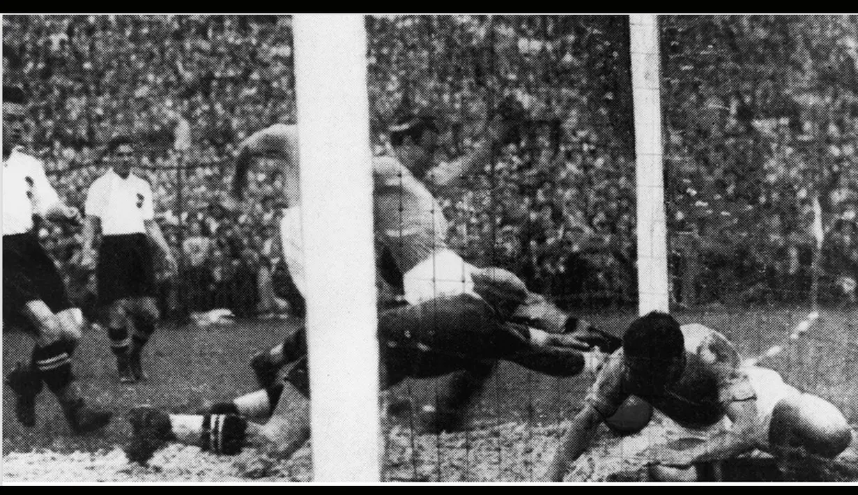 Kemelut terjadi di gawang Austria saat melawan Itali di semi final 1934. Bukan cuma bola, pemainpun ikut  masuk ke gawang (fifa.com).