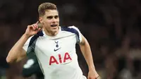 Selebrasi&nbsp;Micky van de Ven dalam laga Liga Champions&nbsp;antara Tottenham vs FC Copenhagen, Rabu (5/11/2025). (AP Photo/Ian Walton)