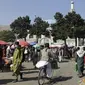 Orang-orang berlalu-lalang di jalanan menyusul pembukaan kembali bank dan pasar setelah Taliban mengambil alih kekuasaan di Kabul, Afghanistan, pada Sabtu (4/9/2021). Setelah 20 tahun digulingkan, kelompok Taliban kembali menguasai Afghanistan. (AP Photo/Wali Sabawoon)