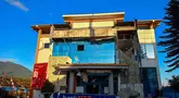 Sebuah bangunan tampak rusak setelah gempa berkekuatan magnitudo 7,7 mengguncang Ruteng, Manggarai, Nusa Tenggara Timur, Sabtu, 15 Agustus 2026. (AFP/ Selo)