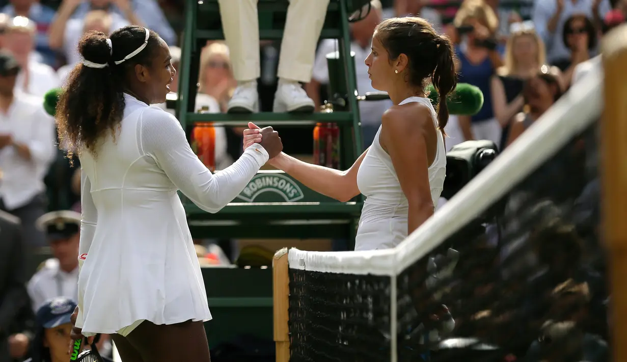 Petenis AS, Serena Williams bersalaman dengan petenis Jerman, Julia Gorges seusai babak semifinal Wimbledon 2018 di London, Kamis (12/7). Serena berhasil mengalahkan Julia Goerges dalam tempo 1 jam 10 menit dengan skor 6-2 dan 6-4. (AP/Tim Ireland)