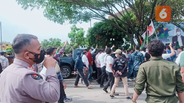 Kabid Humas Polda Banten AKBP Shinto Silitonga saat mengimbau massa aksi (Liputan6.com)