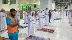 Umat Muslim melaksanakan salat tarawih berjemaah dengan menjaga jarak selama bulan suci Ramadan di Masjidil Haram, Kota Mekkah pada 8 Mei 2020. Otoritas Saudi mengizinkan sejumlah jemaah  memasuki Masjidil Haram untuk melakukan salat selama Ramadan di tengah pandemi virus corona. (STR / AFP)