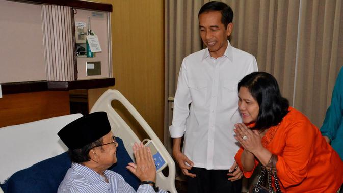 Presiden Joko Widodo (Jokowi) dan Ibu Negara, Iriana, saat bersalaman dengan BJ Habibie di RSPAD Gatot Soebroto, Jakarta, (28/10/2014). (rumgapres/Agus Suparto)