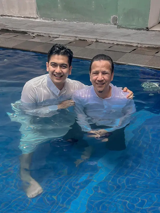 Teuku Ryan Renang Pakai Gamis
