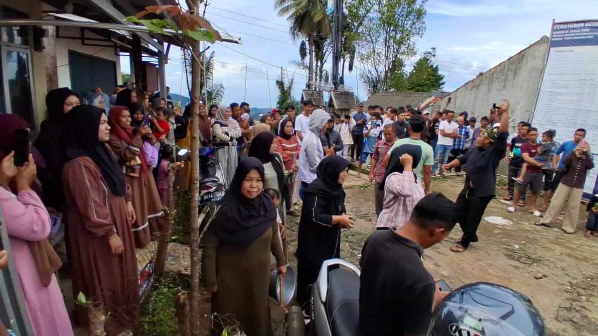 Emak-Emak di Sirnarasa Sukabumi Geruduk Kantor Desa, Desak Kades Tolak Proyek Geothermal