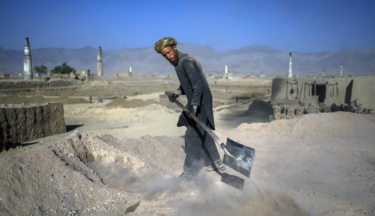 Buruh Afghanistan bekerja di sebuah pabrik batu bata di Deh Sabz, di pinggiran Kabul, Afghanistan, Minggu (26/9/2021). Para buruh biasanya bekerja selama 14 jam per hari, 6 hari dalam seminggu. (AP Photo/Bernat Armangue)