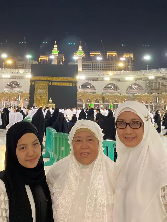 Ibu Desy Ratnasari Meninggal Dunia