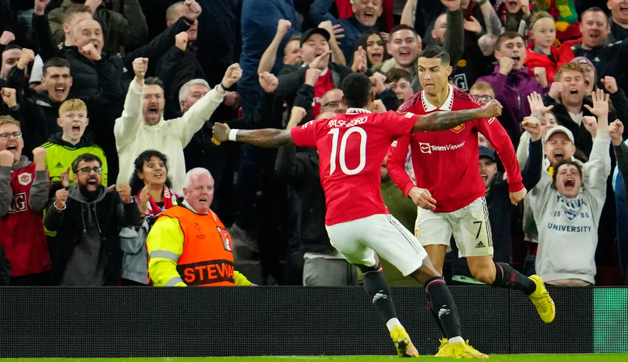 Pemain Manchester United Cristiano Ronaldo (kanan) merayakan dengan Marcus Rashford setelah mencetak gol ke gawang Sheriff pada pertandingan sepak bola Grup E Liga Europa di Old Trafford, Manchester, Inggris, 27 Oktober 2022. Manchester United menang 3-0. (AP Photo/Jon Super)