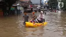 Warga menaiki perahu karet melintasi banjir yang merendam kawasan Benhil, Jakarta, Selasa (25/2/2020). Hujan yang mengguyur wilayah tersebut membuat air sungai meluap sehingga menyebabkan Banjir setinggi pinggang orang dewasa. (Liputan6.com/Angga Yuniar)