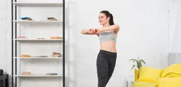 Latihan hip circle ini juga bantu mengcilkan pinggang. Temukan manfaat lain dan cara melakukannya dengan baik. [Dok/Freepik.com/kaylabridge].