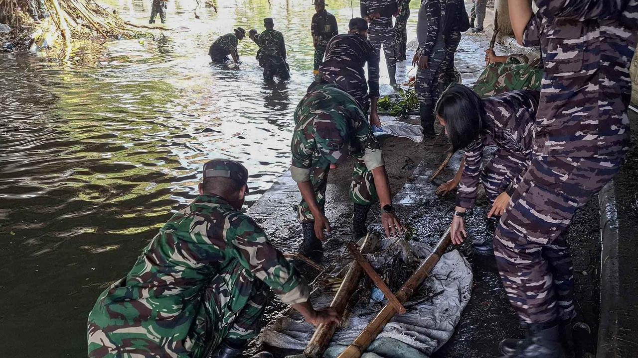 FOTO: Hari ke-4 Pasca Banjir Bandang, TNI AL Denpasar Terus Bantu Warga Bersihkan Kota