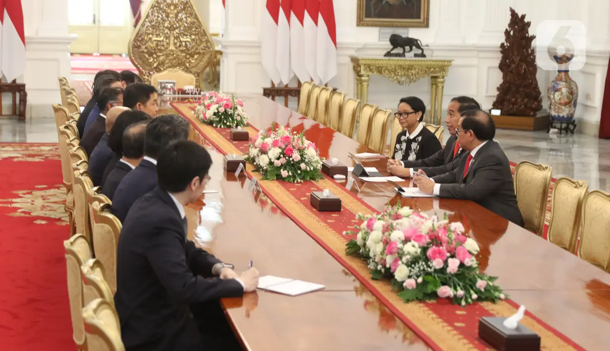 Presiden Joko Widodo (kanan tengah) saat menerima kunjungan ketua beserta anggota parlemen Singapura di Istana Merdeka, Jakarta, Rabu (20/11/2019). Rombongan parlemen Singapura dipimpin oleh Ketua Parlemen Singapura Tan Chuan-Jin. (Liputan6.com/Angga Yuniar)