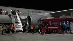 Anggota tim sepak bola nasional Wales tiba jelang Piala Dunia 2022 di Bandara Internasional Hamad, Doha, Qatar, 16 November 2022. Wales akan memainkan pertandingan pertama mereka di Piala Dunia 2022 melawan Amerika Serikat pada 21 November. (AP Photo/Hassan Ammar)