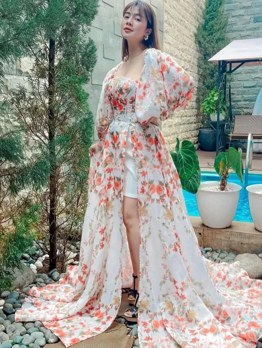 Gaun nuansa oranye putih ini memiliki detail balon di bagian lengan dan slit di bagian rok-nya. (Instagram/felicyangelista_).