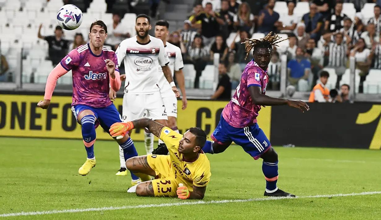 Kiper Salernitana Luigi Sepe berebut bola dengan penyerang Juventus Moise Kean pada pekan keenam Liga Italia Serie A musim 2022/2023 di Allianz Stadium, Senin (12/8/2022) dini hari WIB.  Juventus harus puas hanya bermain imbang 2-2 kala menjamu Salernitana. (Fabio Ferrari/LaPresse via AP)