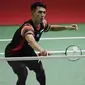 Tunggal putra Indonesia, Jonatan Christie, berusaha mengembalikan kok saat melawan Chou Tien Chen pada laga Indonesia Open 2019 di Istora Senayan, Jakarta, Jumat (19/7). Jojo kalah 21-16, 18-21 dan 14-21. (Bola.com/Vitalis Yogi Trisna)