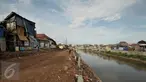 Suasana Bukit Duri di sela proyek normalisasi kali Ciliwung, Jakarta, Jumat (13/1). Meski warga Bukit Duri memenangkan gugatan di PTUN Jaksel, proyek normalisasi di sepanjang sungai Ciliwung di kawasan tersebut berlanjut. (Liputan6.com/Yoppy Renato)