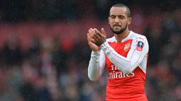2. Theo Walcott, penyerang dengan kemampuan berlari cepat ini gagal tampil apik musim ini, pria Inggris itu hanya mampu mencetak lima gol pada ajang Liga Inggris musim ini. (AFP/Glyn Kirk) 