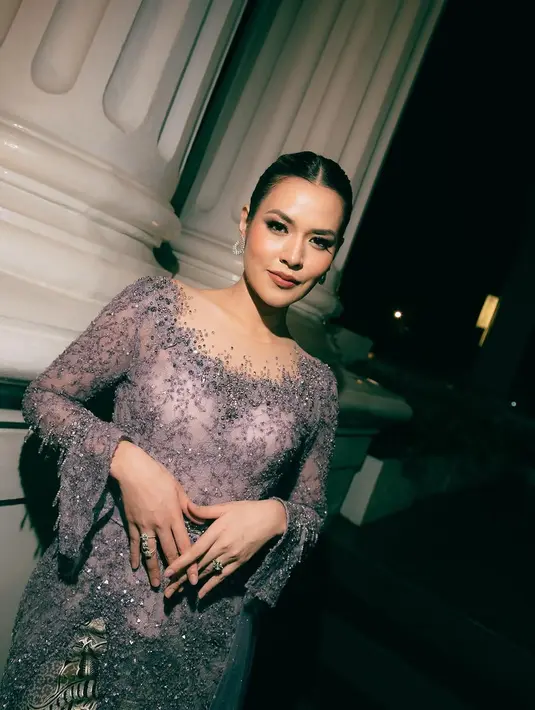 Detail tulle panjang yang menjuntai dari sisi belakang memberikan efek anggun saat ia bergerak, menambah dimensi dramatis dalam penampilannya.  [@raisa6690].