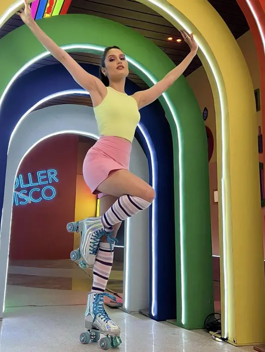 Begitu juga dengan kuning dan pink, dua warna statement yang bikin gaya semakin seru. [Foto: Instagram/ Cinta Laura]