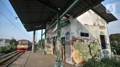 Kereta listrik Commuter Line (KRL) saat melintasi Stasiun Pondok Rajeg, Cibinong, Kabupaten Bogor, Kamis (12/8/2021). Menhub Budi Karya Sumadi memastikan proyek reaktivasi atau pengaktifan kembali Stasiun Pondok Rajeg tetap berjalan meski berada di masa pandemi Covid-19. (merdeka.com/Iqbal S. Nugroh