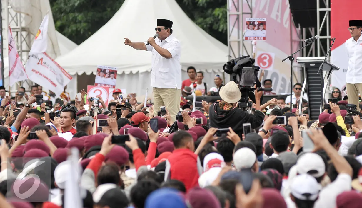 Ketua Umum Partai Gerindra Prabowo Subianto memberikan sambutan dalam kampanye akbar Cagub Anies-Sandi di Lapangan Banteng, Jakarta, Minggu (5/2). Prabowo hadiri kampanye akbar pasangan Cagub DKI Jakarta, Anies-Sandi. (Liputan6.com/Yoppy Renato)