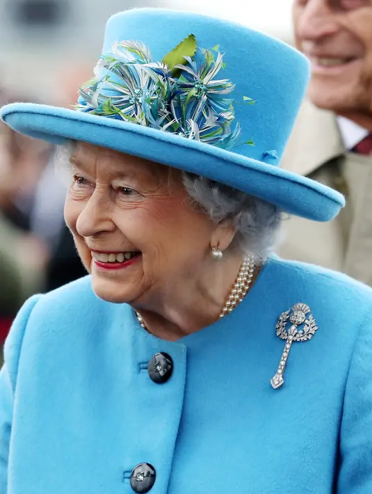 Ekspresi Ratu Elizabeth II saat menghadiri peresmian jembatan Queensferry di Skotlandia, Minggu (4/9). Proyek ini adalah jembatan ketiga yang melintasi sungai Firth of Forth, yang mana jembatan kedua dibangun 53 tahun silam. (Andrew Milligan/PA via AP)