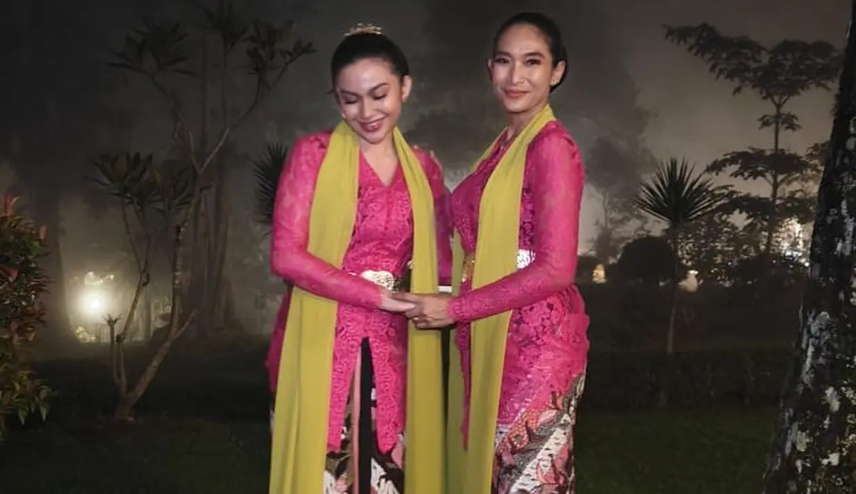 Sedangkan di saat show, keduanya kembali tampil serasi dengan kebaya yang sama, kali ini dengan batik dan selendang yang sama juga. [Foto: Instagram/happysalma]