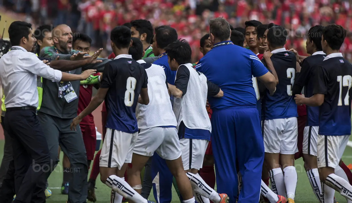 4. Terjadi kericuhan yang melibatkan pemain Timnas Indonesia dengan Kamboja akibat keputusan wasit yang beberapa kali merugikan salah satu pihak. (Bola.com/Vitalis Yogi Trisna)