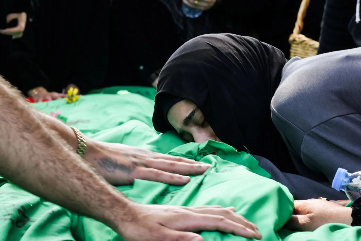 FOTO: Tangis Duka Warga Lebanon Setelah Serangan Israel