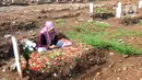 Warga melakukan ziarah makam menyambut bulan Ramadhan 1442 H di Tempat Pemakaman Umum (TPU) khusus covid-19 di Srengseng sawah 2, Jakarta Selatan, Jumat (09/04/2021). Tradisi ziarah makam dalam menyambut bulan Ramadhan setiap tahun dilakukan oleh umat Islam.
(merdeka.com/Arie Basuki)