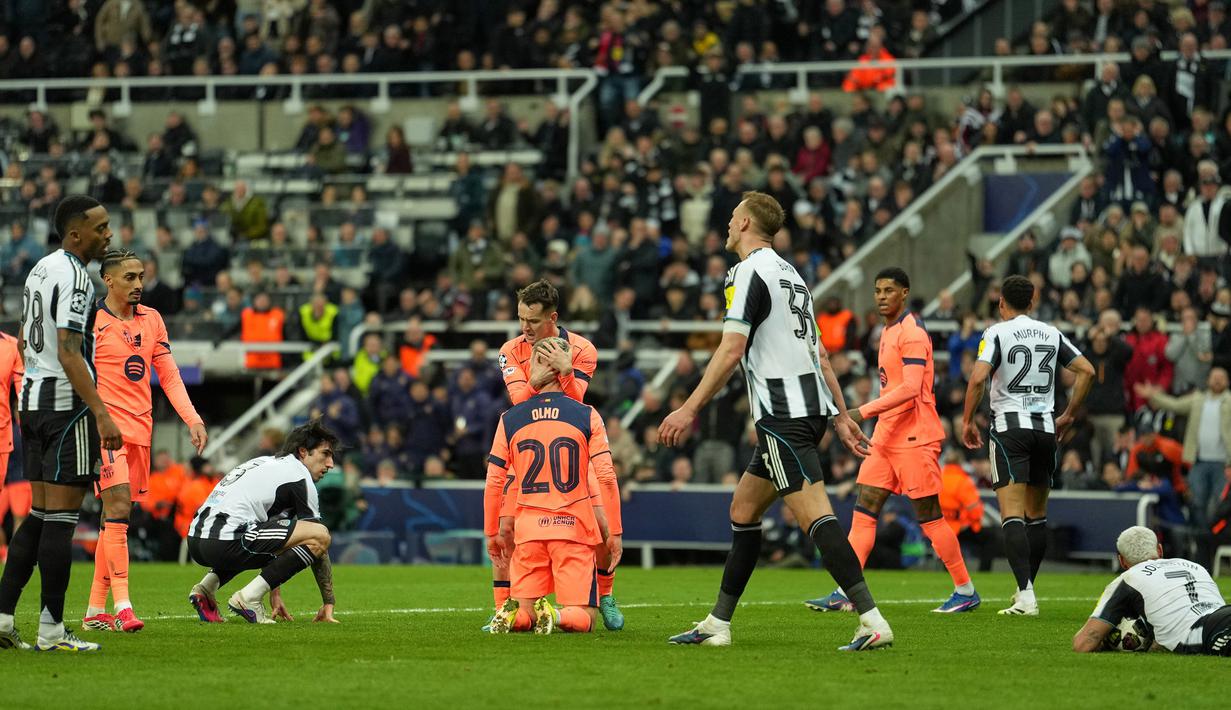 Hal tersebut berubah seketika menjelang berakhirnya injury time babak kedua ketika Dani Olmo dilanggar di dalam kotak penalti. Wasit pun langsung menunjuk titik putih sebagai hadiah untuk Barcelona. (AP Photo/Jon Super)