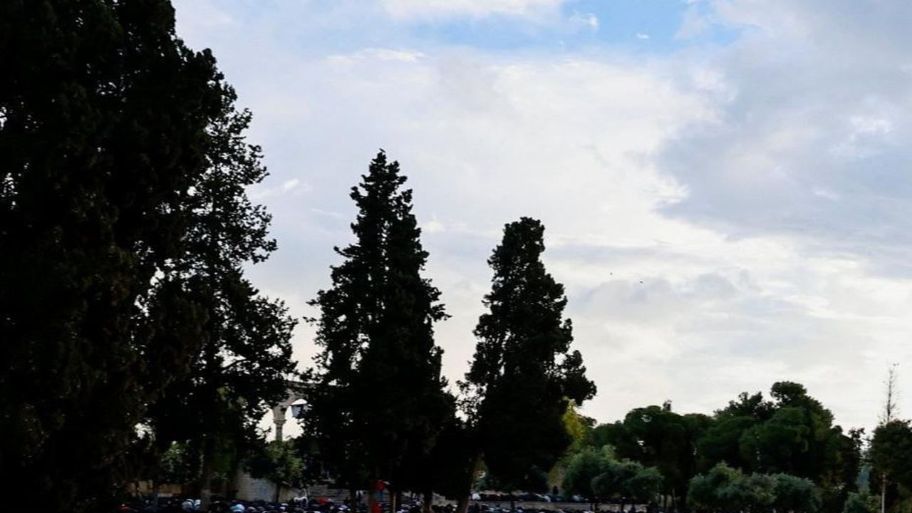 Meski Israel memberlakukan pembatasan akses bagi warga Palestina, lebih dari 60.000 umat Muslim Palestina di Yerusalem telah melaksanakan salat Idulfitri pada Rabu pagi di kompleks Masjid Al Aqsa.<br>