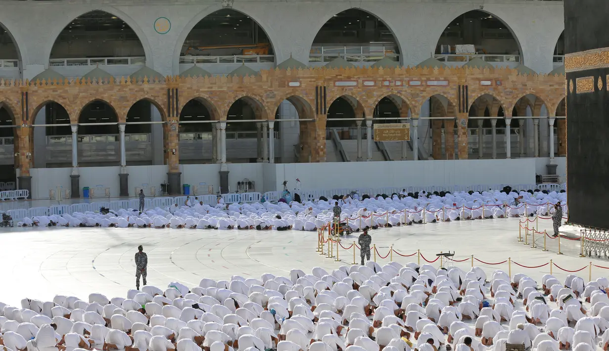 Barisan jemaah salat di Masjidil Haram di kota suci Mekah, Arab Saudi (30/12/2021). Arab Saudi pada hari Kamis (30/12) menerapkan kembali langkah-langkah jarak sosial di Masjidil Haram di kota suci Muslim Mekah, setelah mencatat jumlah infeksi tertinggi dalam beberapa bulan. (AFP Photo)