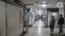 Pengunjung melintasi salah satu toko kamera yang tutup di Metro Atom Plaza, Pasar Baru, Jakarta, Senin (15/11/2021). Akibat menurunnya omzet selama pandemi Covid-19, sejumlah toko kamera di Pasar Baru terpaksa gulung tikar. (merdeka.com/Iqbal S Nugroho)