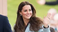Kate Middleton cantik dengan polkadot (mirror.co.uk)