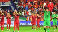 Pemain Timnas Vietnam menyapa suporter setelah kalah 0-1 dari Jepang pada perempat final Piala Asia 2019 di Al Maktoum Stadion, Dubai (24/1/2019). (AFP/Giuseppe Cacace)