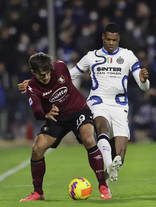 Bek Inter Milan Denzel Dumfries (kanan) berebut bola dengan bek Salernitana Luca Ranieri pada giornata ke-18 Liga Italia di Stadion Arechi, Salerno, Sabtu (18/12/2021) dini hari WIB. Inter Milan pesta gol 5-0 di kandang Salernitana. (Alessandro Garofalo/LaPresse via AP)