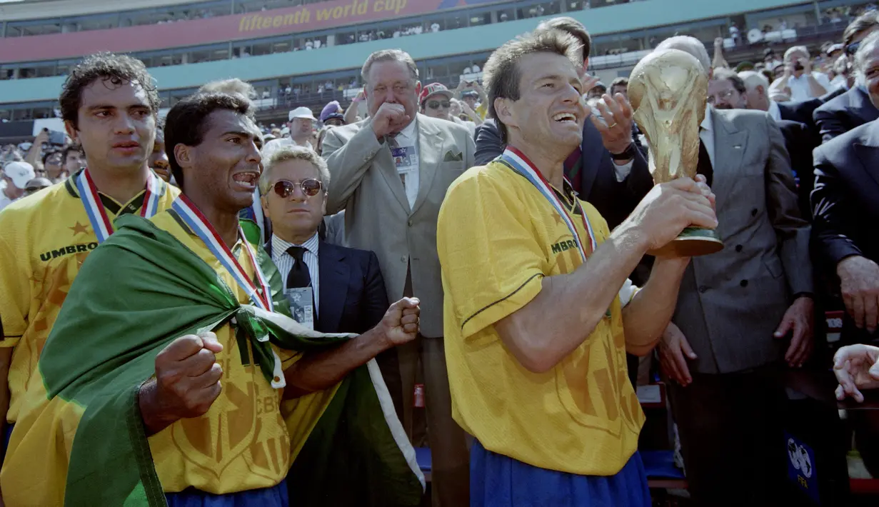 Dunga. Eks gelandang bertahan yang kini berusia 59 tahun dan telah pensiun pada November 2000 bersama Internacional ini bersanding dengan Claudio Taffarel sebagai sebagai pengoleksi caps terbanayak ketiga bersama Timnas Brasil dalam ajang Piala Dunia dengan 18 caps. Seluruh laga juga terjadi dalam 3 edisi Piala Dunia, 1990 hingga 1998, di mana ia sukses menyumbang 3 assist. Bersama Taffarel, keduanya memang menjadi paket andalan Brasil di lini belakang dalam ajang Piala Dunia dengan berbuah trofi juara pada edisi 1994. (AFP/Timothy A. Clary)