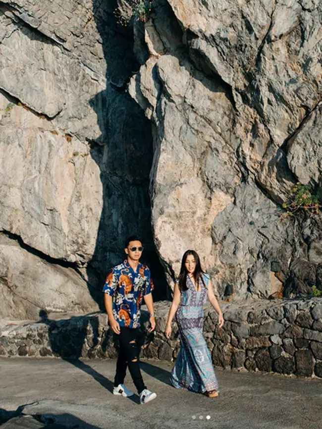 Tidak hanya foto sendiri, Nikita Willy juga terlihat berfoto bersama dengan kekasihnya Indra Priawan. Kedua pasangan kekasih ini terlihat begitu menikmati liburan dengan suasana pinggir pantai di Mikonos, Yunani. (Instagram/nikitawillyofficial94)