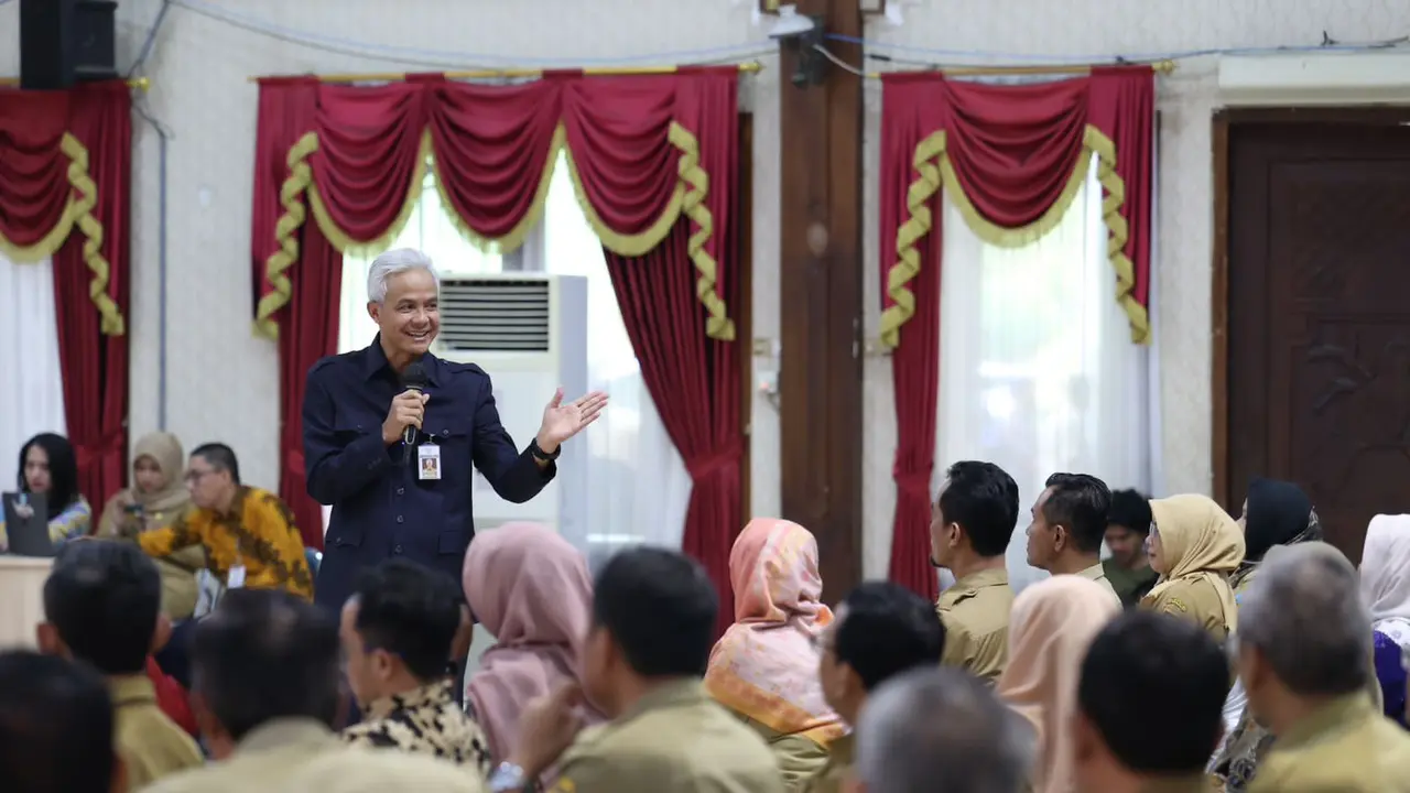 Gubernur Jawa Tengah (Jateng) Ganjar Pranowo mengumpulkan Aparat Pengawasan Intern Pemerintah (APIP) se-Jateng di Auditorium Sasana Widya Praja, BPSDM Provinsi Jateng, Kota Semarang, Senin (19/6/2023).