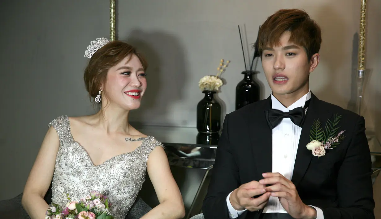 "Mau dibilang selingkuh, mau dibilang perebutan istri orang, ya silakan," kata Lee Jeong Hoon kala ditemui di kawasan Tendean, Jakarta Selatan, Rabu (6/12/2017) dilansir dari Liputan6. (Nurwahyunan/Bintang.com)