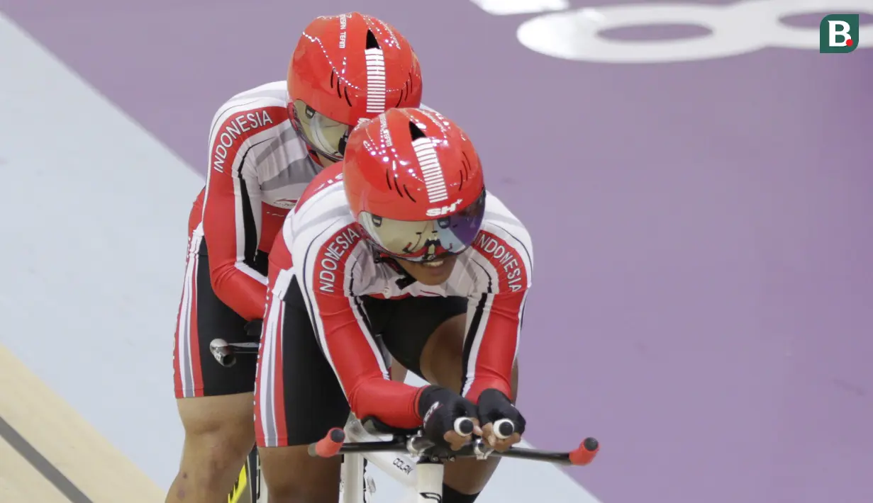 Pebalap sepeda Indonesia, Herman Halawa dan Pradana Diwan, saat beraksi pada Asian Para Games di Velodrome, Jakarta, Kamis (11/10/2018). Pasangan Indonesia ini meraih medali perunggu di nomor trek Individual Pursuit B putra. (Bola.com/M Iqbal Ichsan)