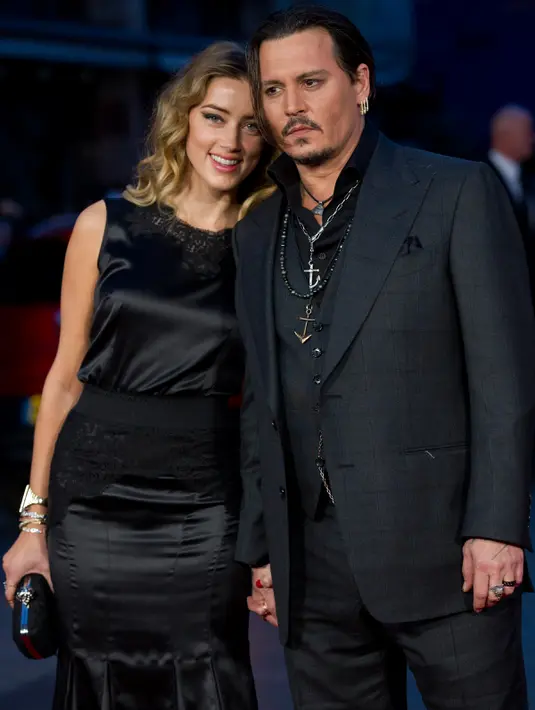 Penampilan Johnny Depp bersama snag istri, Amber Heard saat premier film Black Mass pada BFI London Film Festival, 11 October 2015. Pasangan beda usia 23 tahun itu terlibat cinta lokasi saat main bareng di film THE RUM DIARY. (AFP PHOTO/Justin TALLIS)