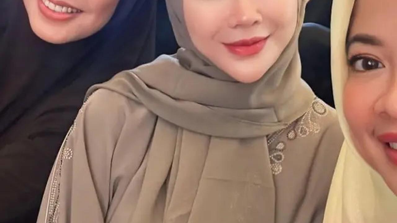 Gaya Aura Kasih Padukan Gamis dengan Tas dan Sandal Hermes saat Hadir Kajian