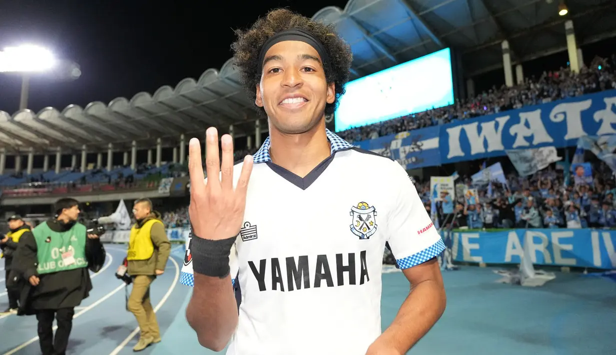 Namun semua seperti berubah musim ini, Ryo Germain tiba-tiba menjadi pemain yang sangat tajam di depan gawang lawan dan sudah mencetak 11 gol dalam 12 laga di J1 League musim ini, termasuk mencetak quat-trick ke gawang Kawasaki Frontale di pekan kedua. (J.LEAGUE)