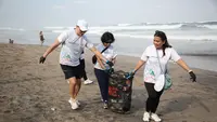 Lebih dari 100 Kg Sampah Terangkut di Bersih-bersih Pantai Petitenget Bali