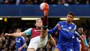Aksi pemain West Ham United, Andy Carrol (kiri), saat melawan Chelsea dalam lanjutan Liga Inggris di Stadion Stamford Bridge, London, Sabtu (19/3/2016). (Reuters/John Sibley)